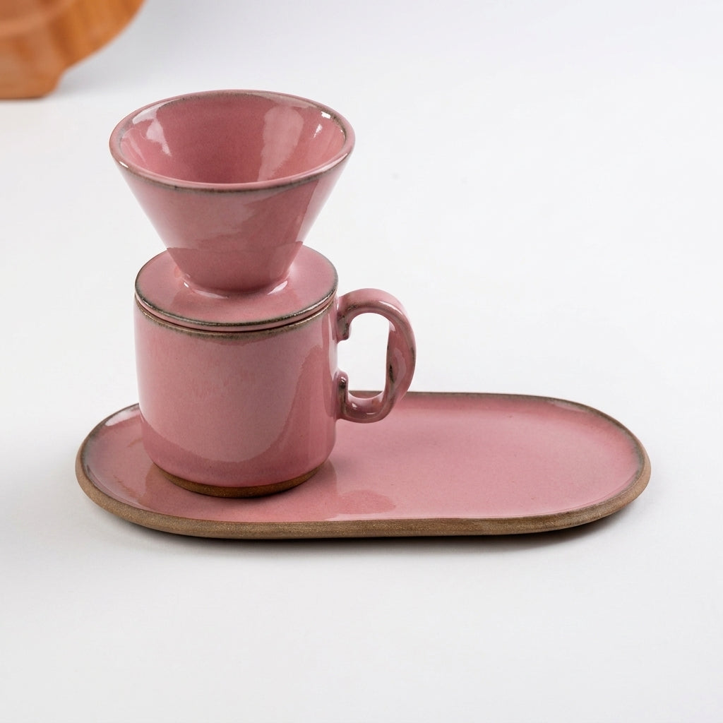 Caneca Alça Torcida com porta filtro e pires alongado orgânico em cerâmica artesanal — argila Cappuccino, esmalte Rosa Barbie