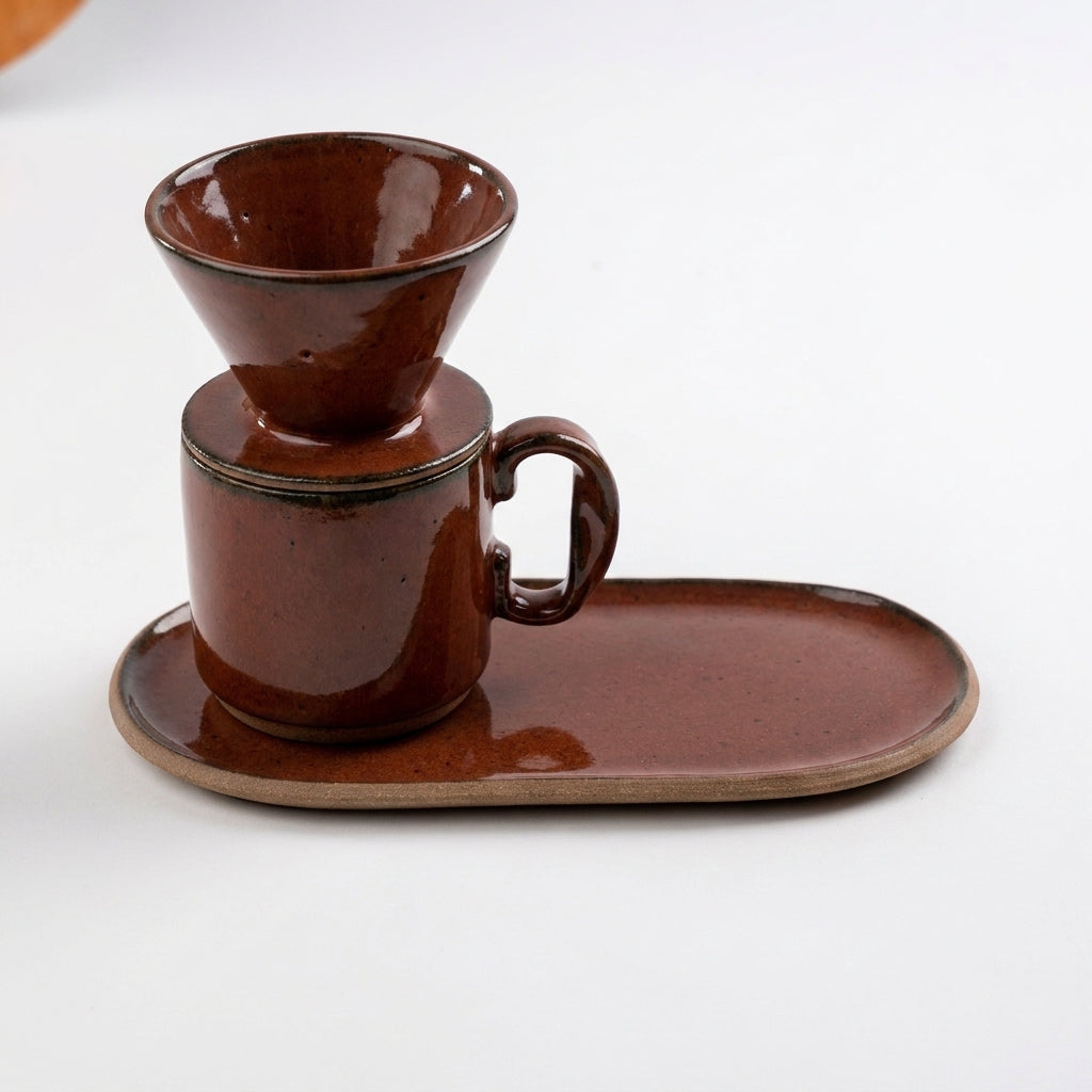 Caneca Alça Torcida com porta filtro e pires alongado orgânico em cerâmica artesanal — argila Cappuccino, esmalte Sol de Terracota