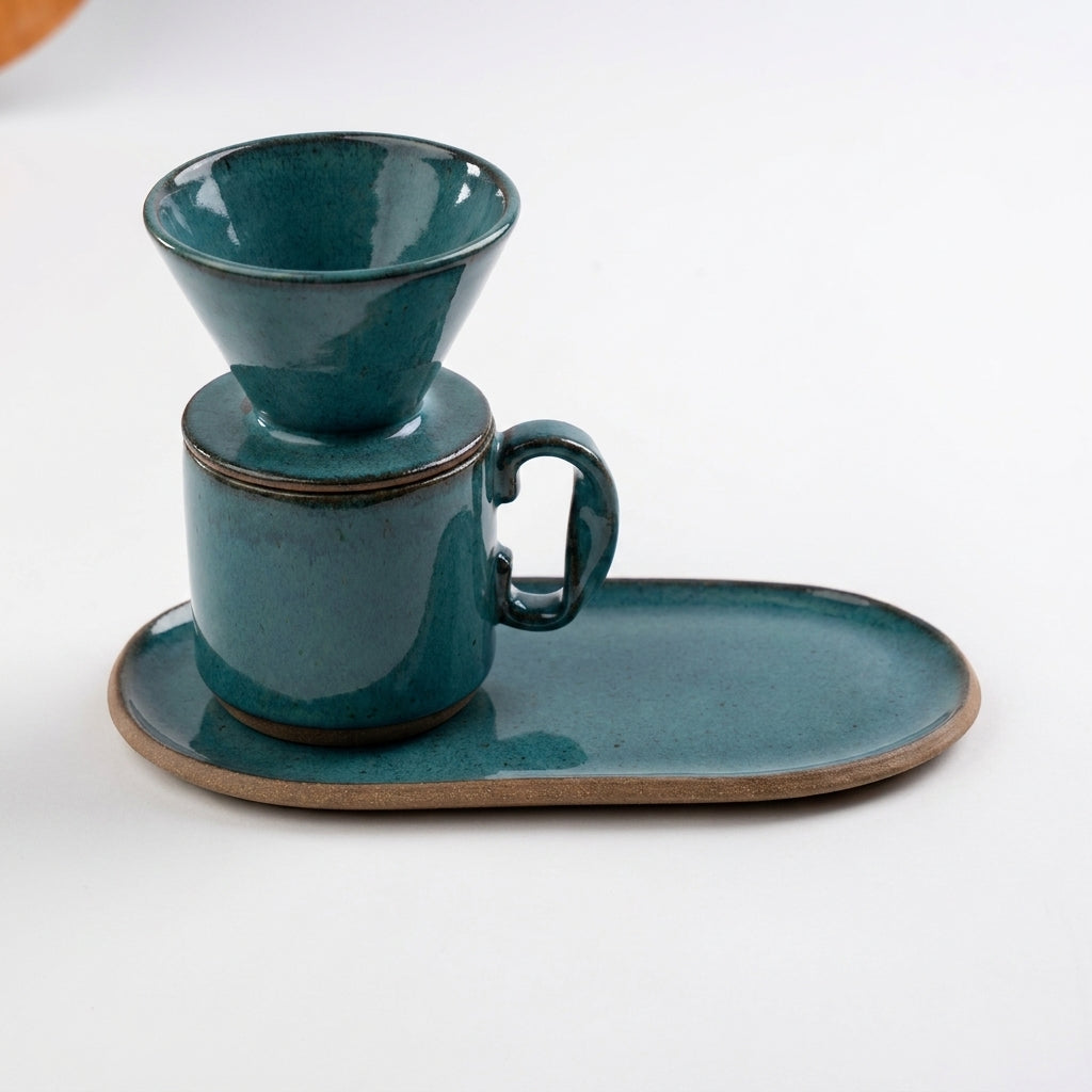 Caneca Alça Torcida com porta filtro e pires alongado orgânico em cerâmica artesanal — argila Cappuccino, esmalte Verde Exército