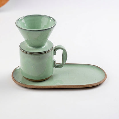 Caneca Alça Torcida com porta filtro e pires alongado orgânico em cerâmica artesanal — argila Cappuccino, esmalte Verde Menta