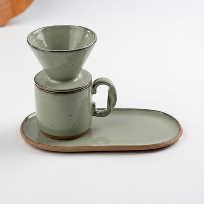 Caneca Alça Torcida com porta filtro e pires alongado orgânico em cerâmica artesanal — argila Cappuccino, esmalte Verde Pompeia
