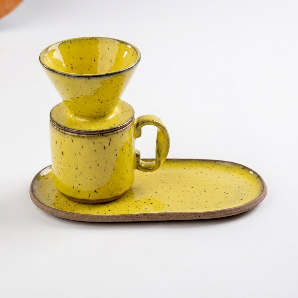 Caneca Alça Torcida com porta filtro e pires alongado orgânico em cerâmica artesanal — argila Flocos, esmalte Amarelo Intenso