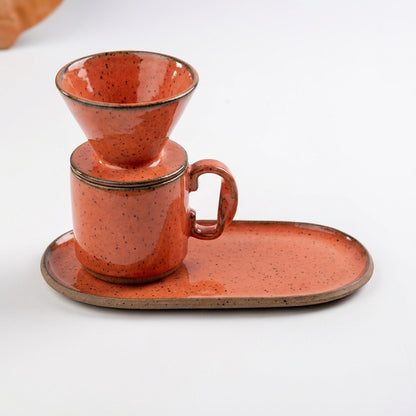 Caneca Alça Torcida com porta filtro e pires alongado orgânico em cerâmica artesanal — argila Flocos, esmalte Laranja Intenso