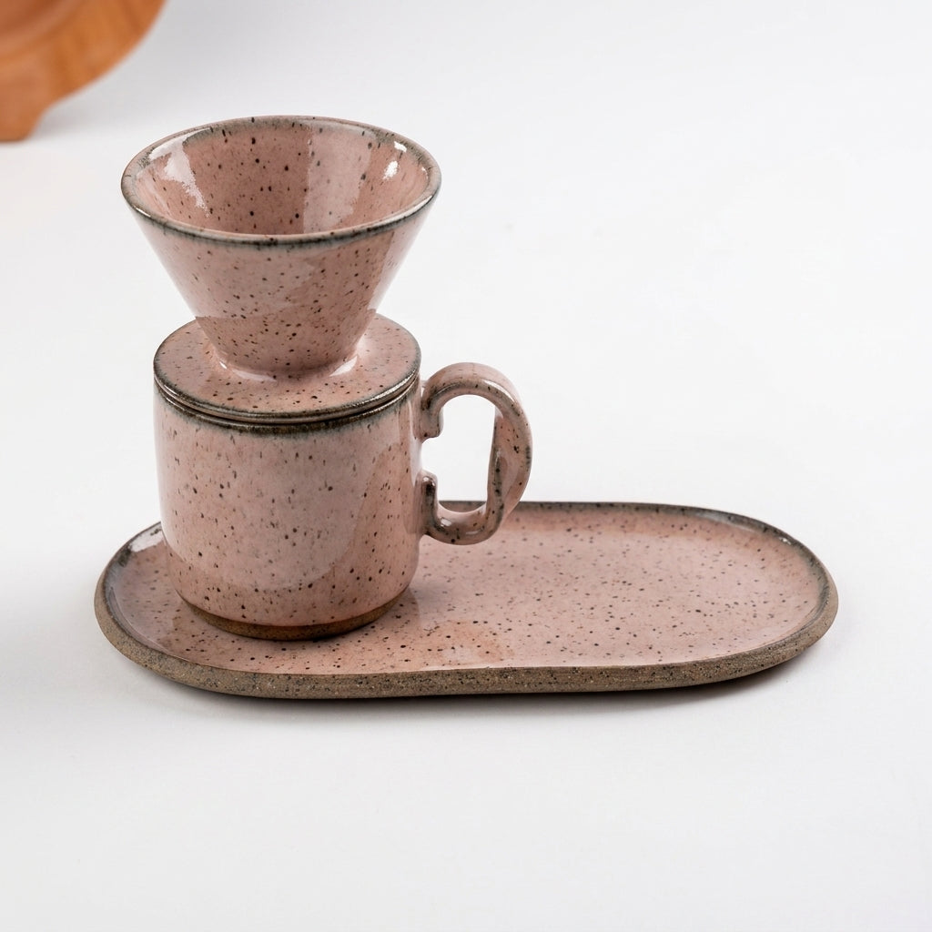 Caneca Alça Torcida com porta filtro e pires alongado orgânico em cerâmica artesanal — argila Flocos, esmalte Nude