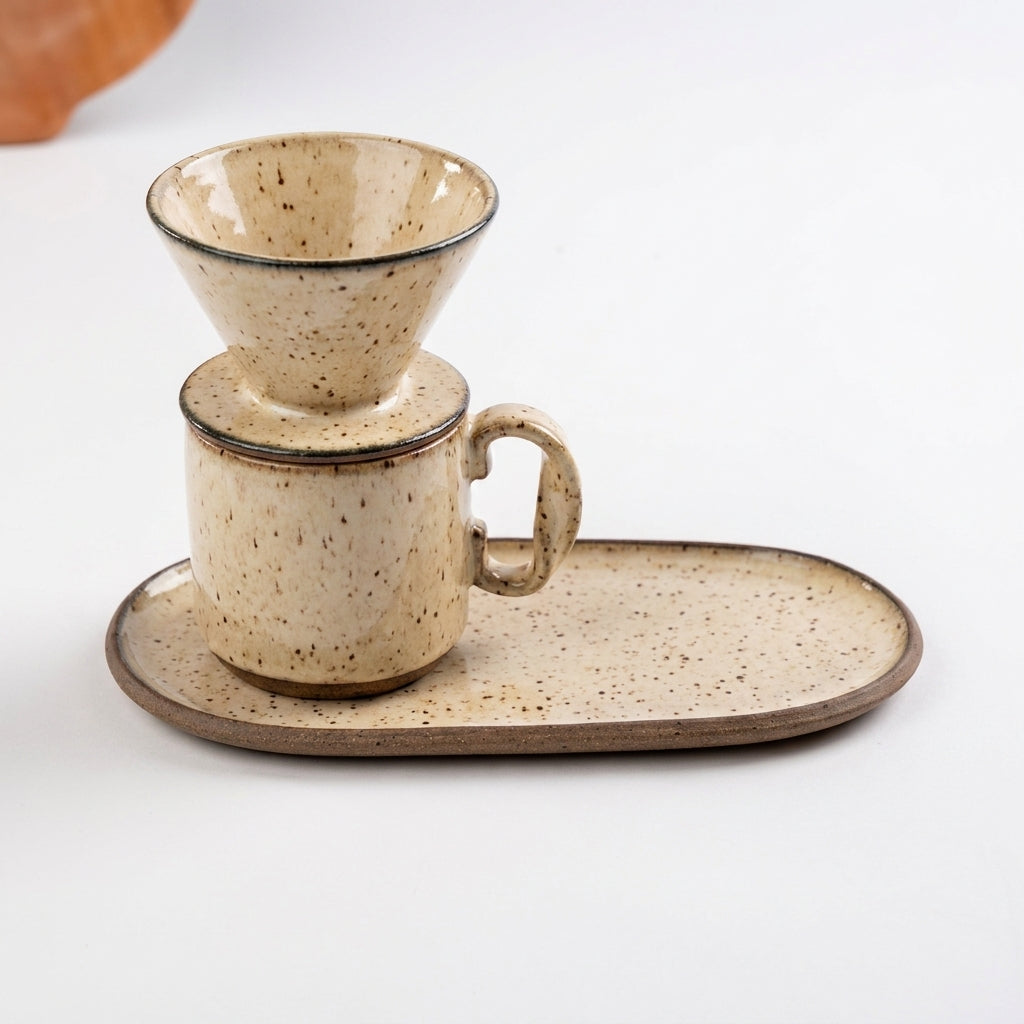 Caneca Alça Torcida com porta filtro e pires alongado orgânico em cerâmica artesanal — argila Flocos, esmalte Pedra Sabão
