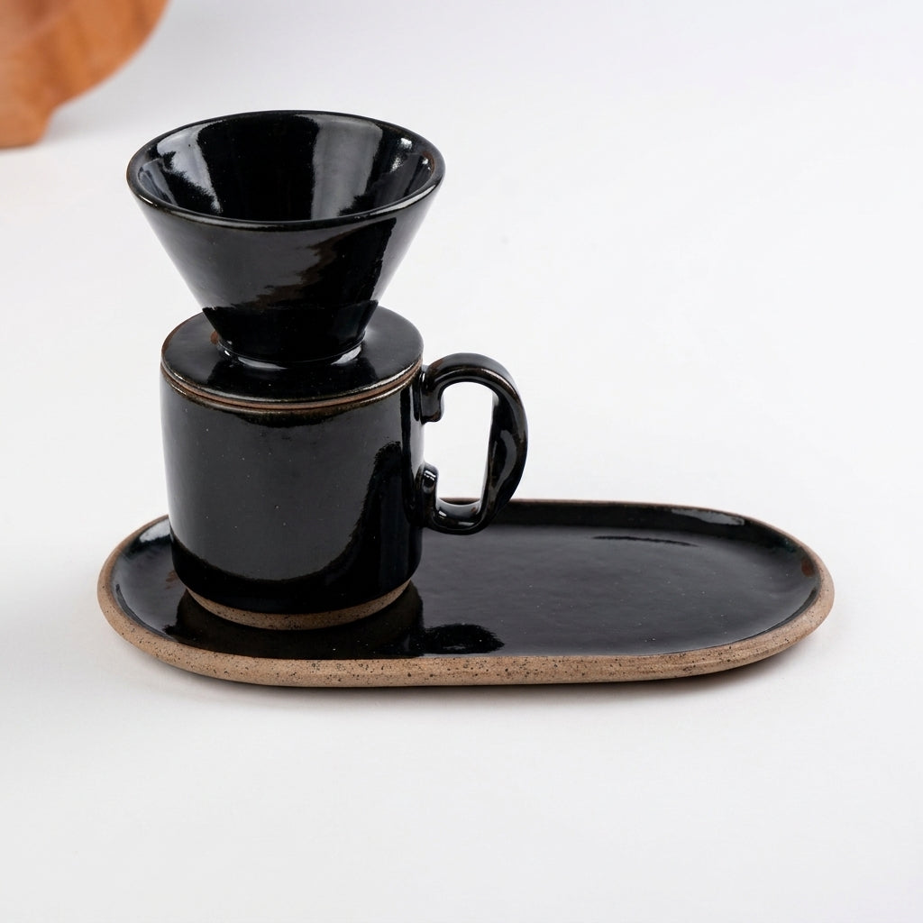 Caneca Alça Torcida com porta filtro e pires alongado orgânico em cerâmica artesanal — argila Flocos, esmalte Preto Ébano