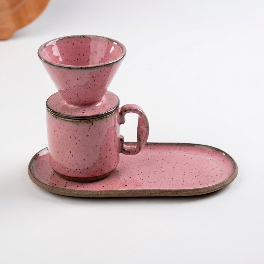 Caneca Alça Torcida com porta filtro e pires alongado orgânico em cerâmica artesanal — argila Flocos, esmalte Rosa Barbie