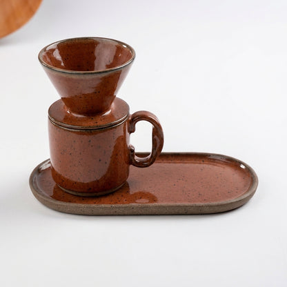 Caneca Alça Torcida com porta filtro e pires alongado orgânico em cerâmica artesanal — argila Flocos, esmalte Sol de Terracota
