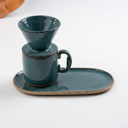 Caneca Alça Torcida com porta filtro e pires alongado orgânico em cerâmica artesanal — argila Flocos, esmalte Verde Exército