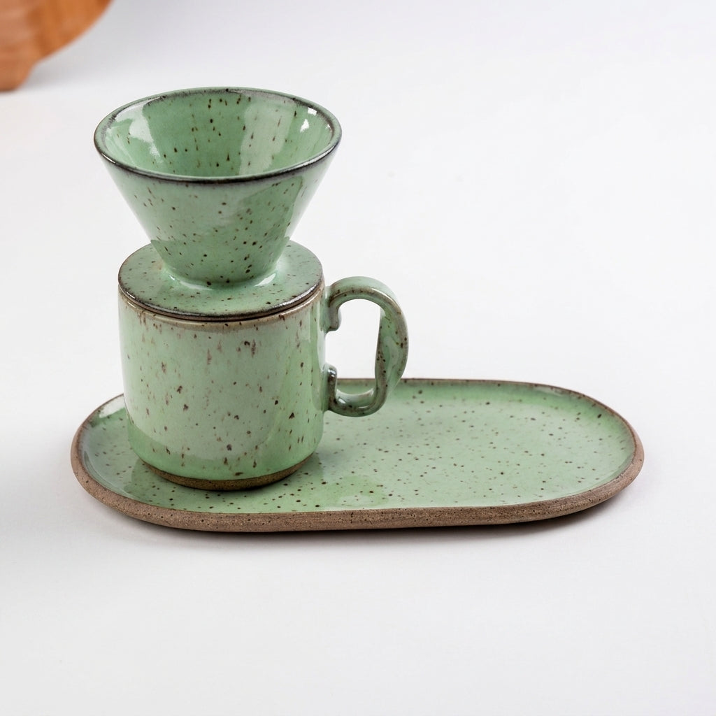 Caneca Alça Torcida com porta filtro e pires alongado orgânico em cerâmica artesanal — argila Flocos, esmalte Verde Menta
