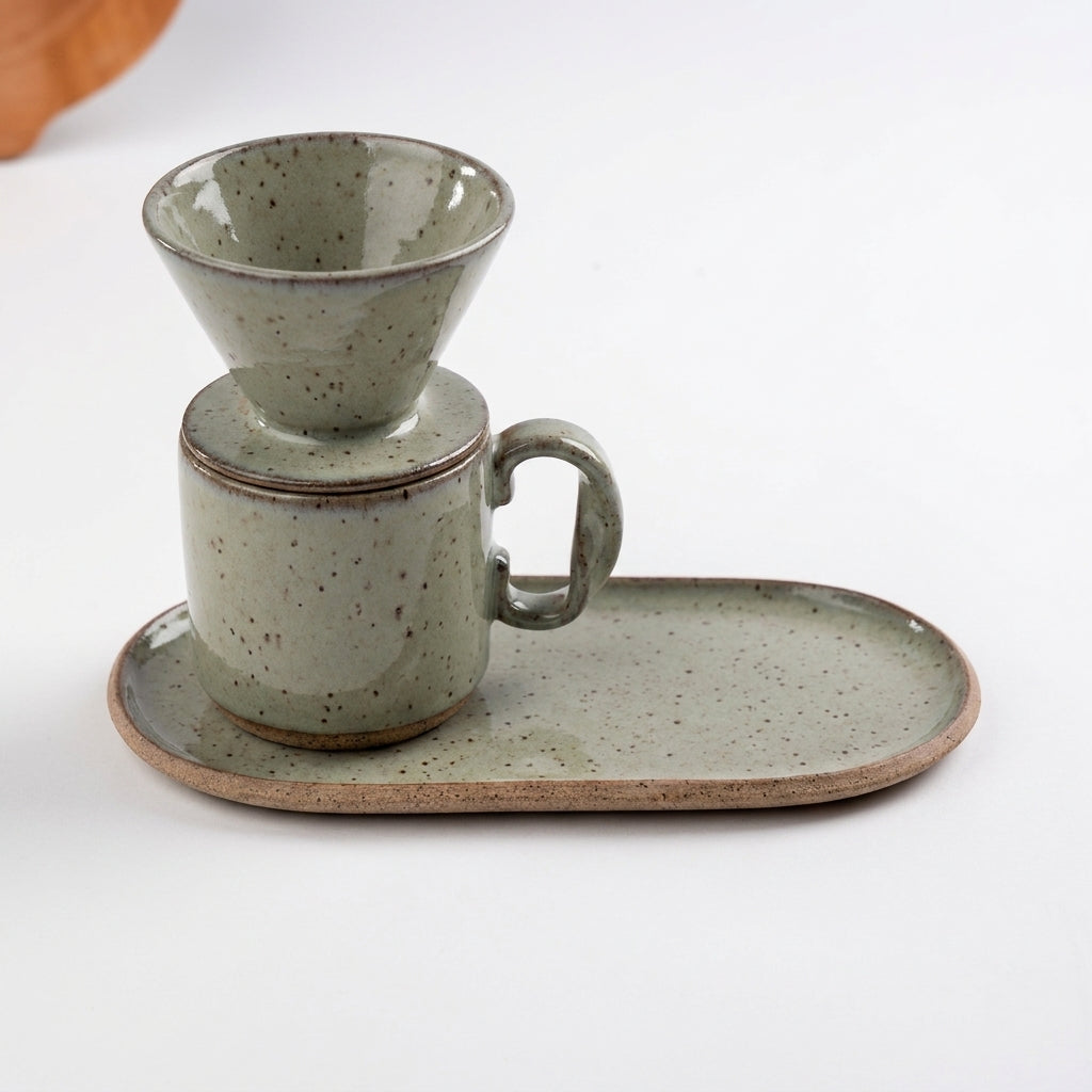 Caneca Alça Torcida com porta filtro e pires alongado orgânico em cerâmica artesanal — argila Flocos, esmalte Verde Pompeia