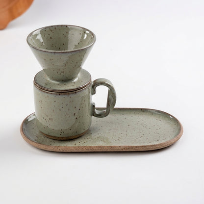 Caneca Alça Torcida com porta filtro e pires alongado orgânico em cerâmica artesanal — argila Flocos, esmalte Verde Pompeia