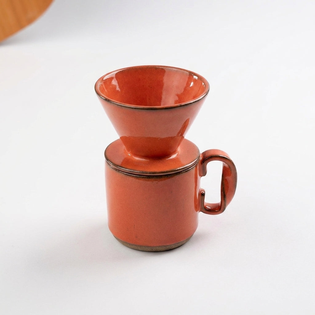 Caneca Alça Torcida com porta filtro em cerâmica artesanal — argila Cappuccino, esmalte Laranja Intenso