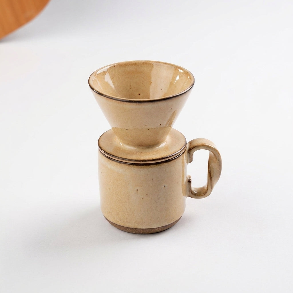 Caneca Alça Torcida com porta filtro em cerâmica artesanal — argila Cappuccino, esmalte Pedra Sabão
