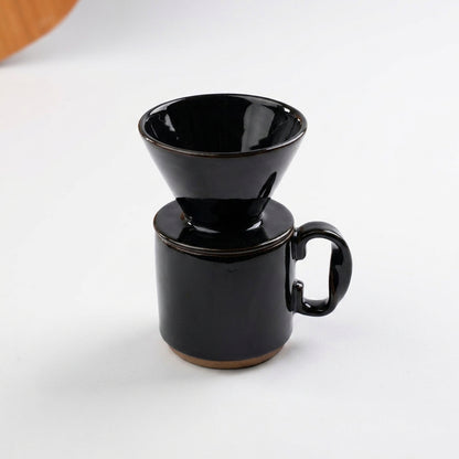 Caneca Alça Torcida com porta filtro em cerâmica artesanal — argila Cappuccino, esmalte Preto Ébano