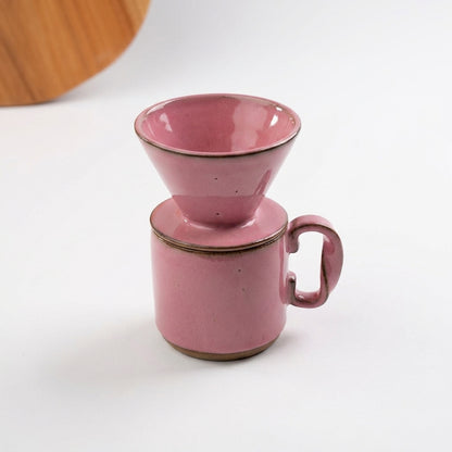 Caneca Alça Torcida com porta filtro em cerâmica artesanal — argila Cappuccino, esmalte Rosa Barbie