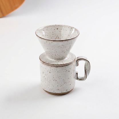 Caneca Alça Torcida com porta filtro em cerâmica artesanal — argila Flocos, esmalte Branco AMME
