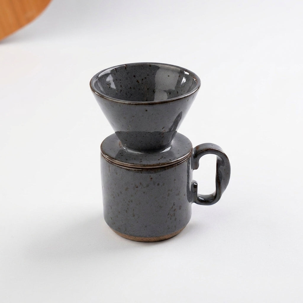 Caneca Alça Torcida com porta filtro em cerâmica artesanal — argila Flocos, esmalte Grafite