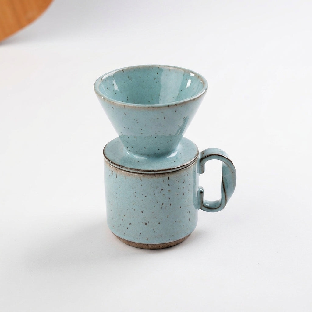 Caneca Alça Torcida com porta filtro em cerâmica artesanal — argila Flocos, esmalte Jujuba