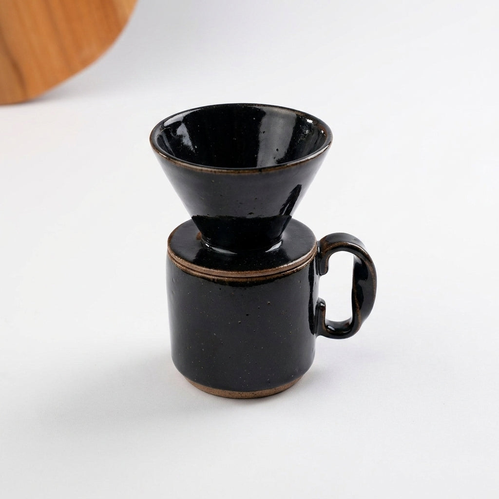 Caneca Alça Torcida com porta filtro em cerâmica artesanal — argila Flocos, esmalte Preto Ébano