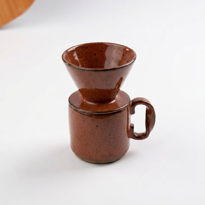 Caneca Alça Torcida com porta filtro em cerâmica artesanal — argila Flocos, esmalte Sol de Terracota