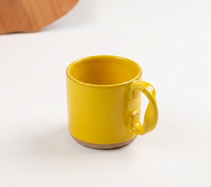 Caneca Alça Torcida em cerâmica artesanal — argila Cappuccino, esmalte Amarelo Intenso