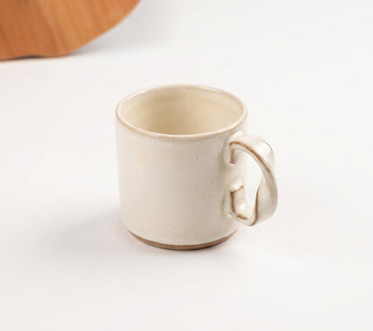 Caneca Alça Torcida em cerâmica artesanal — argila Cappuccino, esmalte Branco AMME