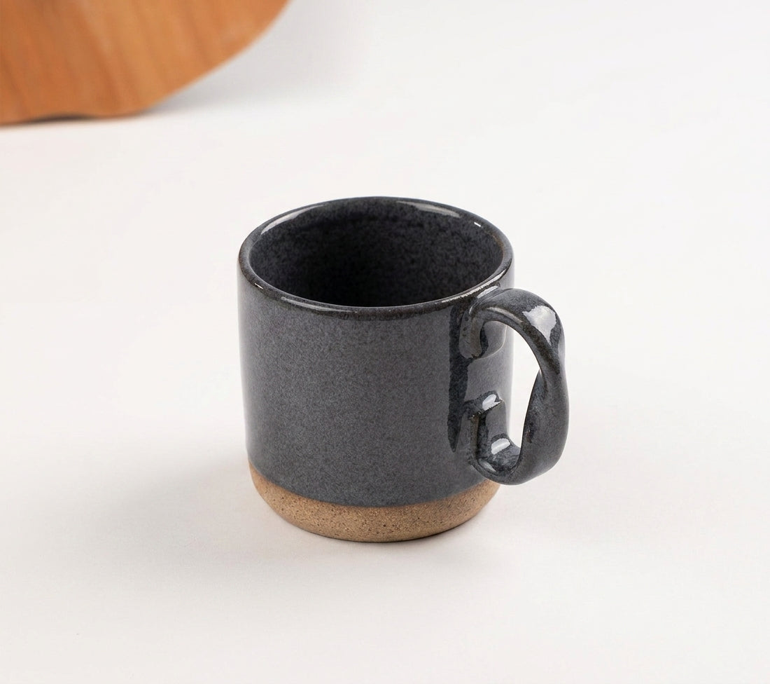 Caneca Alça Torcida em cerâmica artesanal — argila Cappuccino, esmalte Grafite