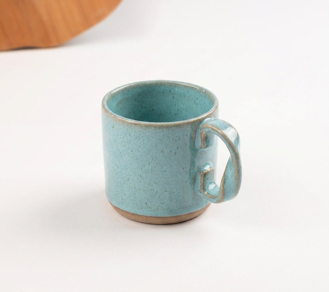 Caneca Alça Torcida em cerâmica artesanal — argila Cappuccino, esmalte Jujuba