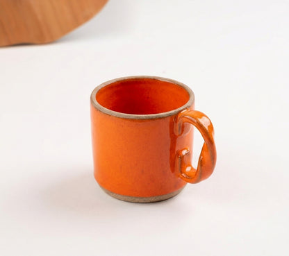 Caneca Alça Torcida em cerâmica artesanal — argila Cappuccino, esmalte Laranja Intenso