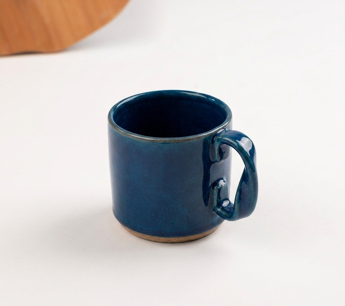 Caneca Alça Torcida em cerâmica artesanal — argila Cappuccino, esmalte Lazuli