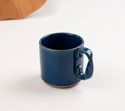 Caneca Alça Torcida em cerâmica artesanal — argila Cappuccino, esmalte Lazuli