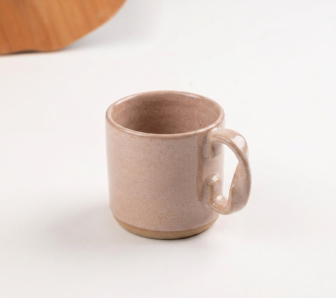 Caneca Alça Torcida em cerâmica artesanal — argila Cappuccino, esmalte Nude