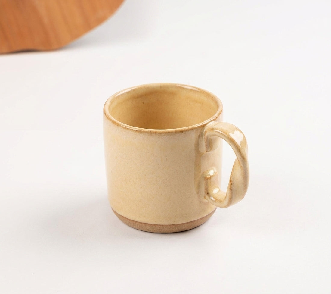 Caneca Alça Torcida em cerâmica artesanal — argila Cappuccino, esmalte Pedra Sabão