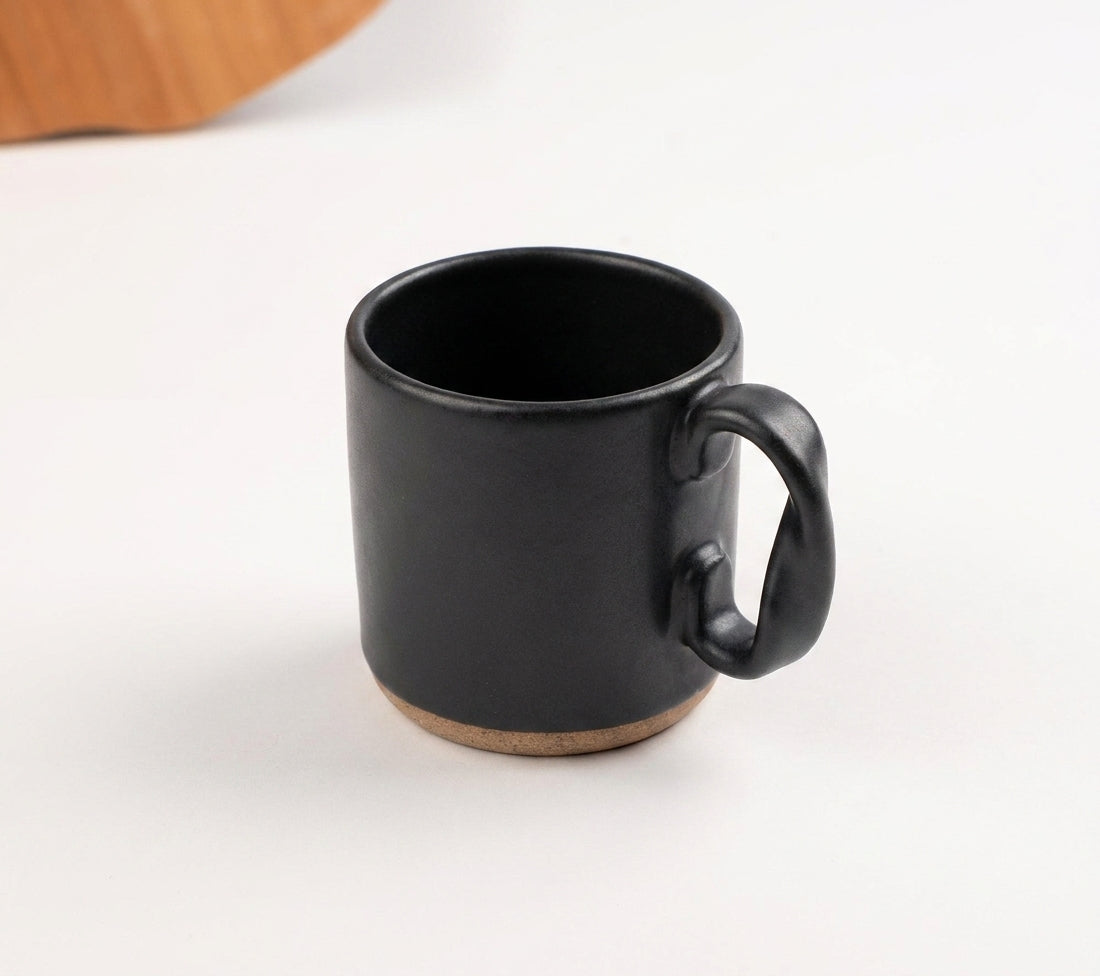 Caneca Alça Torcida em cerâmica artesanal — argila Cappuccino, esmalte Preto Acetinado