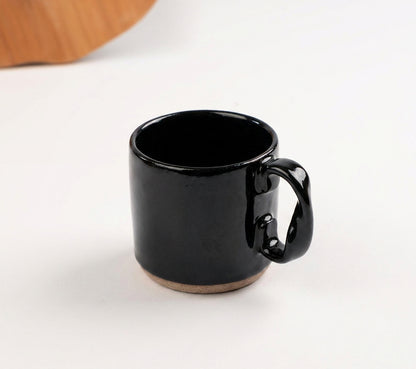Caneca Alça Torcida em cerâmica artesanal — argila Cappuccino, esmalte Preto Ébano