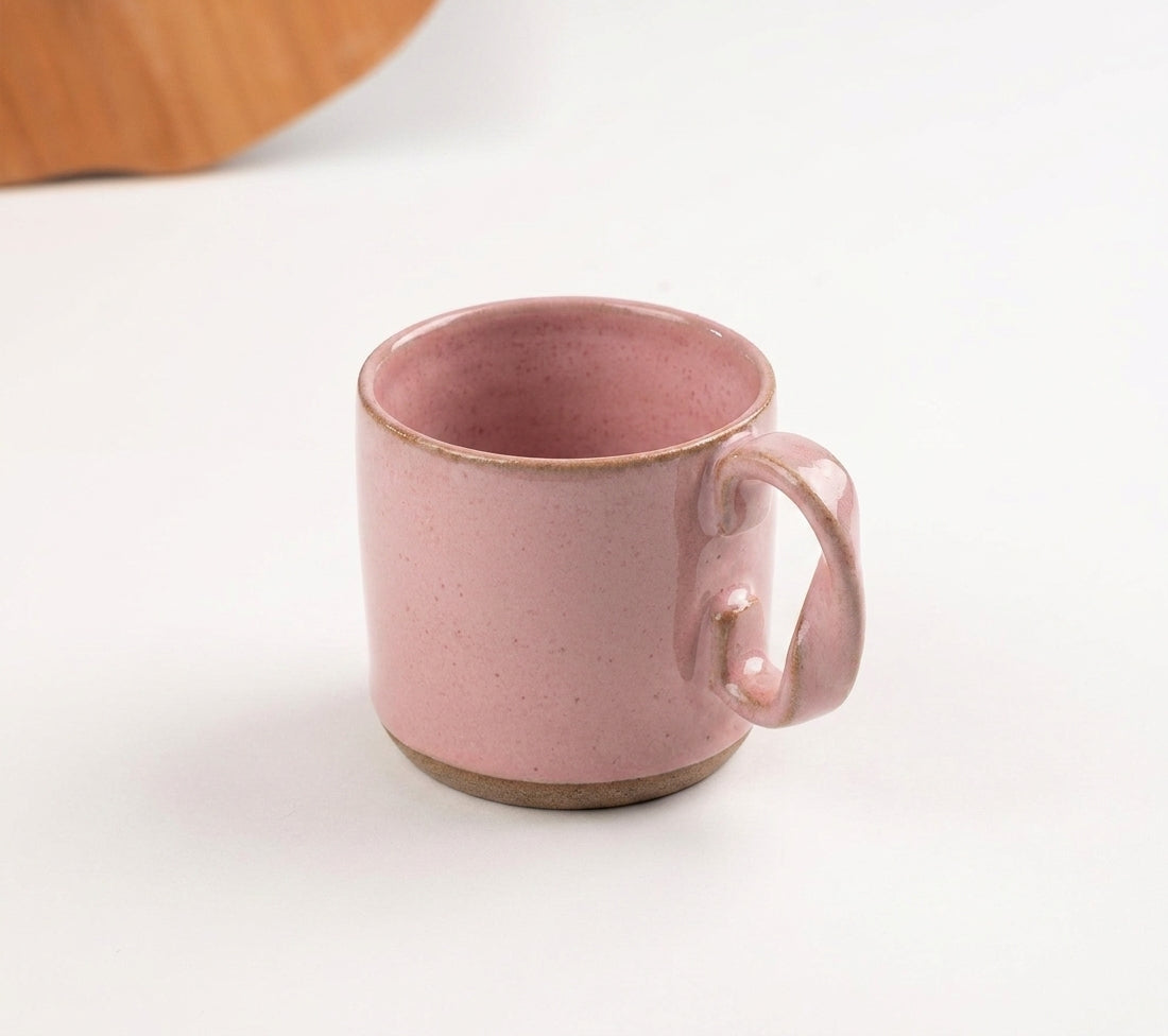 Caneca Alça Torcida em cerâmica artesanal — argila Cappuccino, esmalte Rosa Barbie