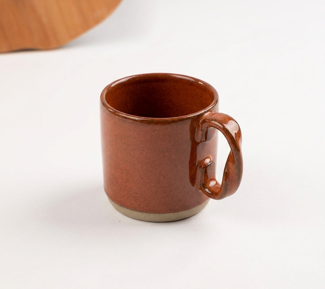 Caneca Alça Torcida em cerâmica artesanal — argila Cappuccino, esmalte Sol de Terracota