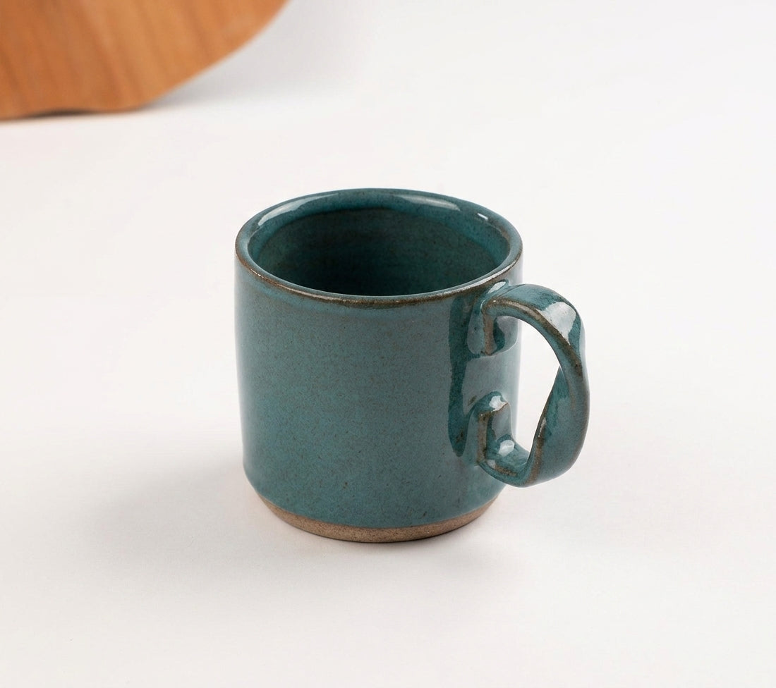 Caneca Alça Torcida em cerâmica artesanal — argila Cappuccino, esmalte Verde Exército