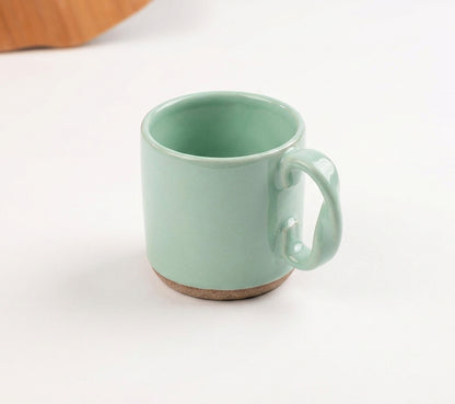 Caneca Alça Torcida em cerâmica artesanal — argila Cappuccino, esmalte Verde Menta