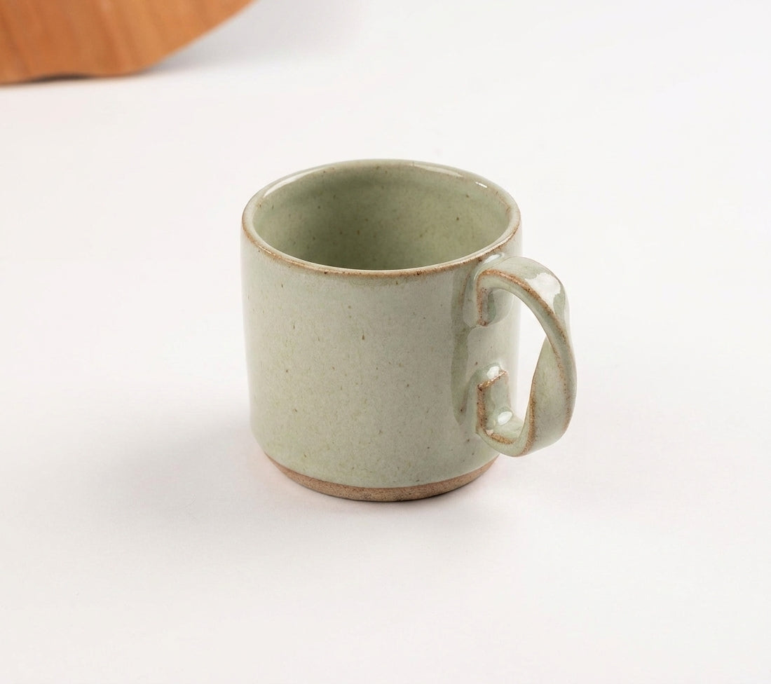 Caneca Alça Torcida em cerâmica artesanal — argila Cappuccino, esmalte Verde Pompeia