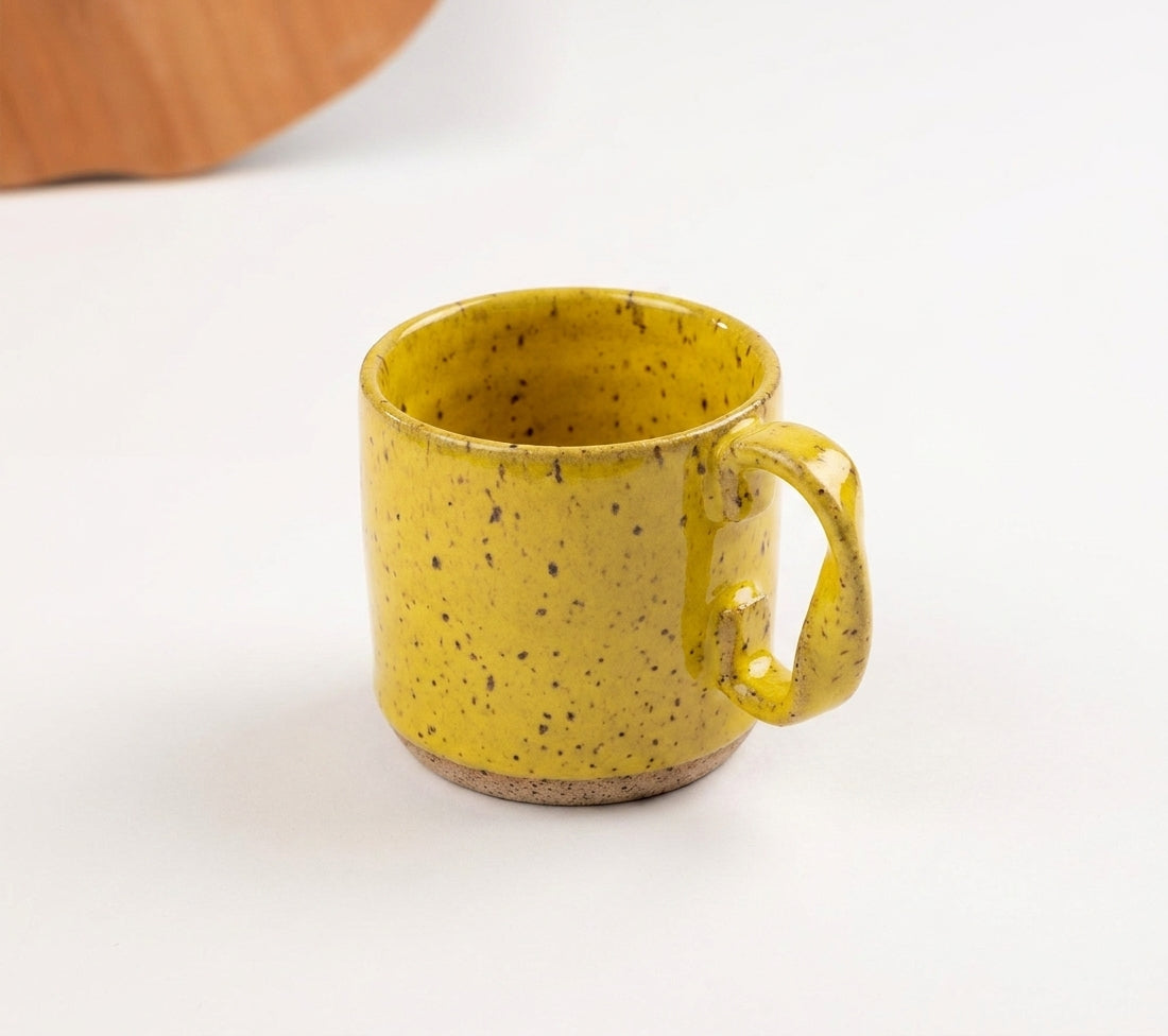 Caneca Alça Torcida em cerâmica artesanal — argila Flocos, esmalte Amarelo Intenso