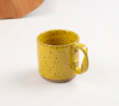 Caneca Alça Torcida em cerâmica artesanal — argila Flocos, esmalte Amarelo Intenso