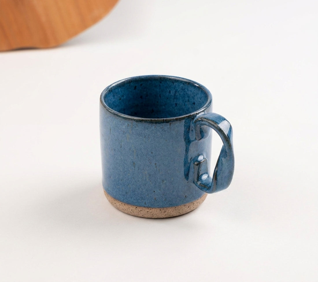 Caneca Alça Torcida em cerâmica artesanal — argila Flocos, esmalte Azul Safira