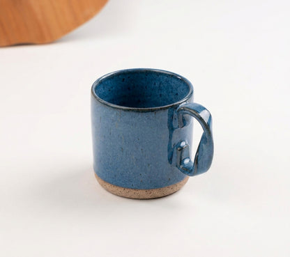 Caneca Alça Torcida em cerâmica artesanal — argila Flocos, esmalte Azul Safira