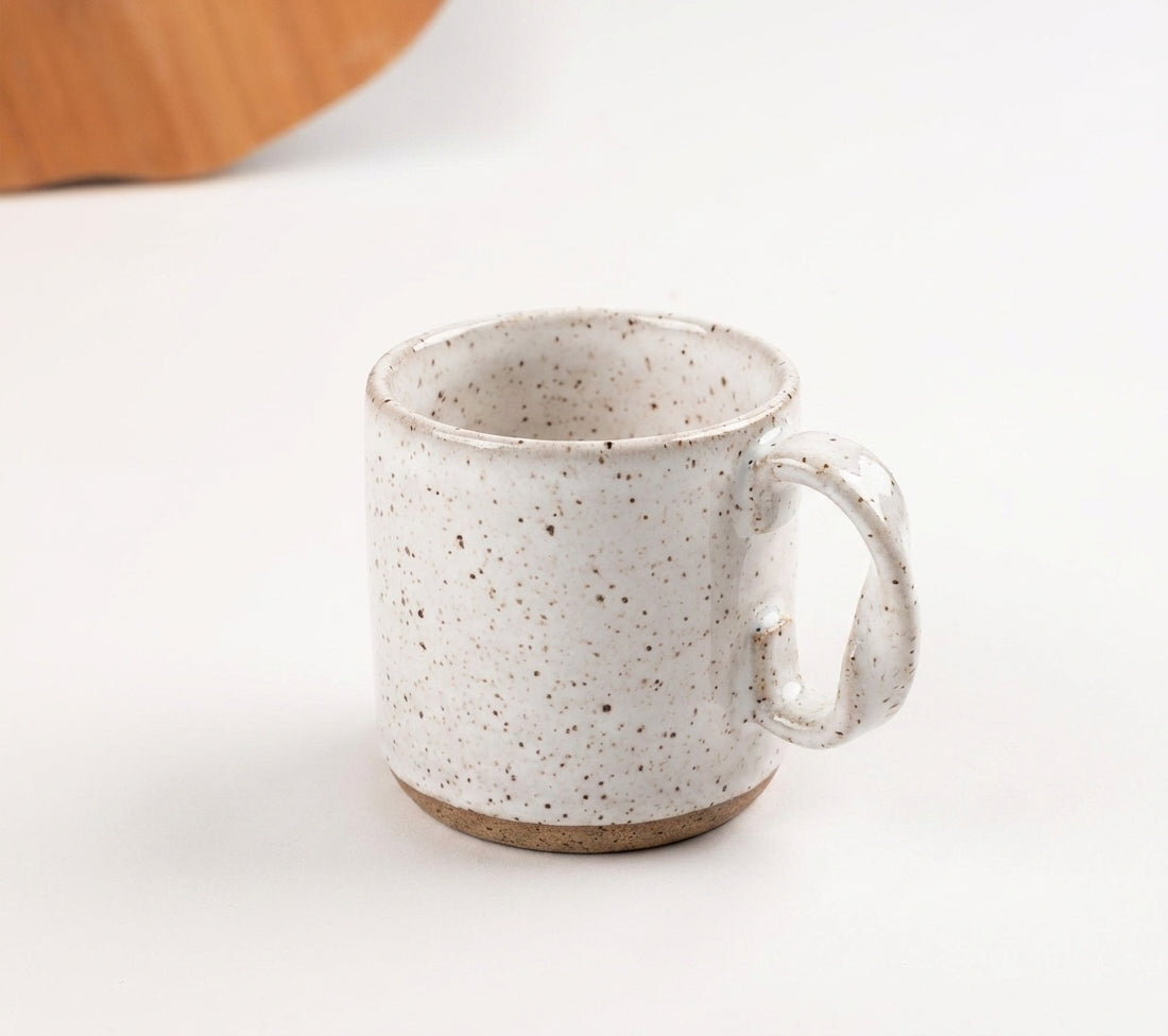 Caneca Alça Torcida em cerâmica artesanal — argila Flocos, esmalte Branco AMME