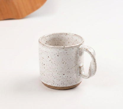 Caneca Alça Torcida em cerâmica artesanal — argila Flocos, esmalte Branco AMME