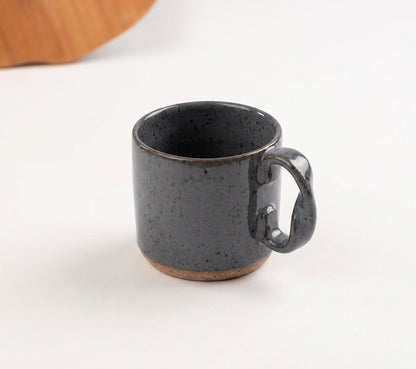 Caneca Alça Torcida em cerâmica artesanal — argila Flocos, esmalte Grafite