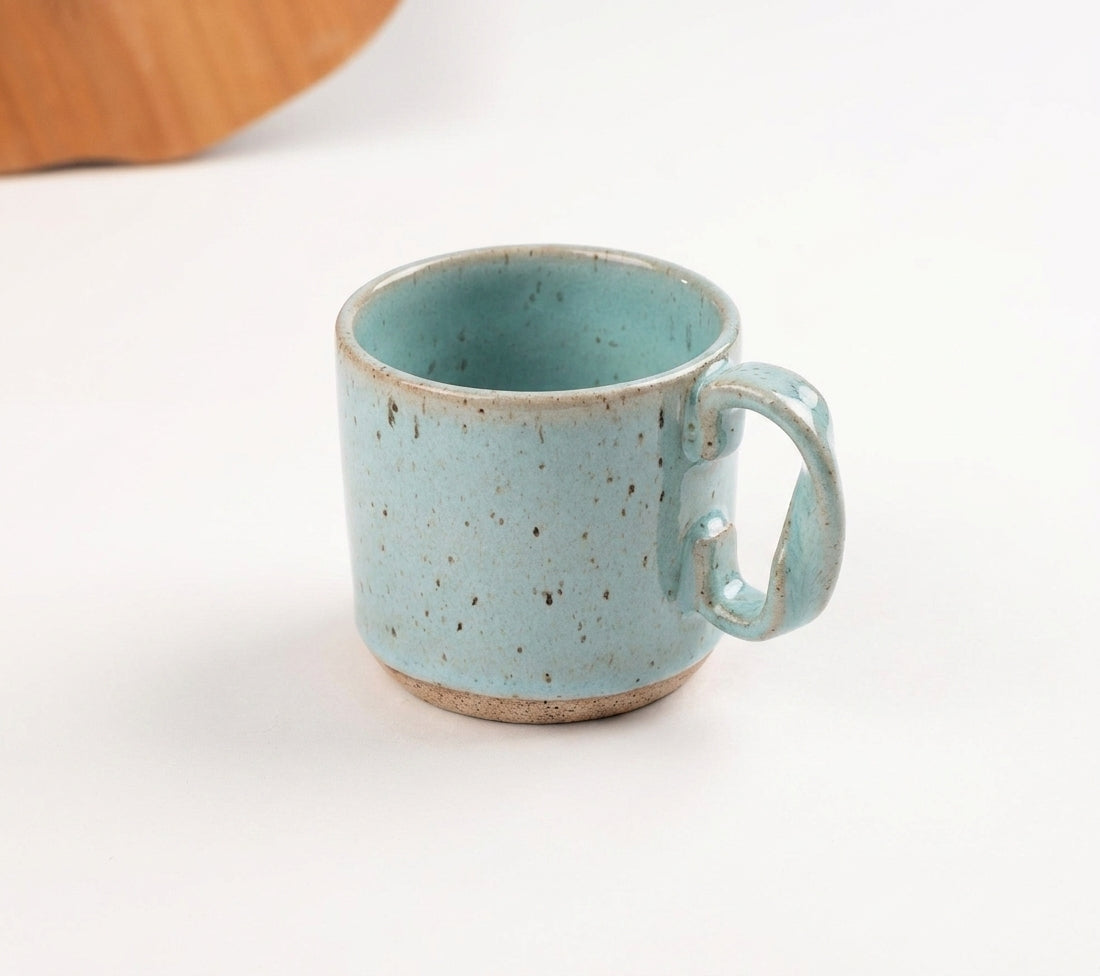 Caneca Alça Torcida em cerâmica artesanal — argila Flocos, esmalte Jujuba