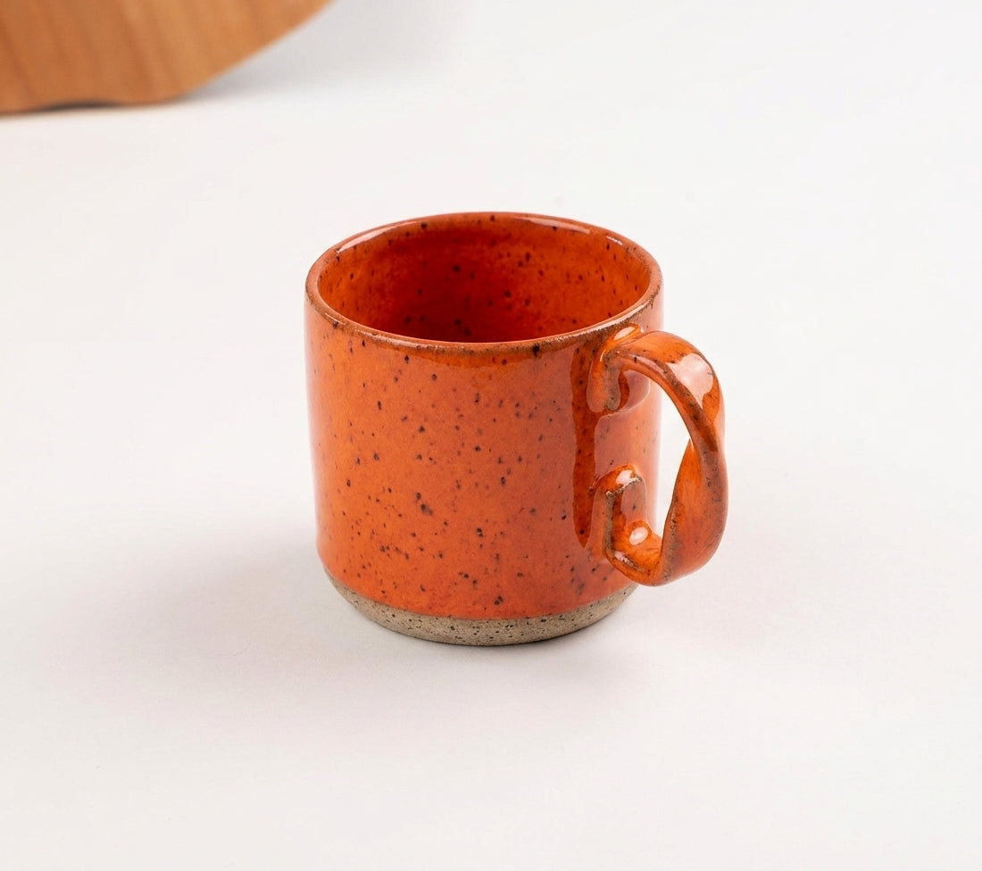 Caneca Alça Torcida em cerâmica artesanal — argila Flocos, esmalte Laranja Intenso